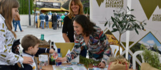 Los establecimientos turísticos del interior de Alicante se promocionan en la Feria de San Isidro de Castalla