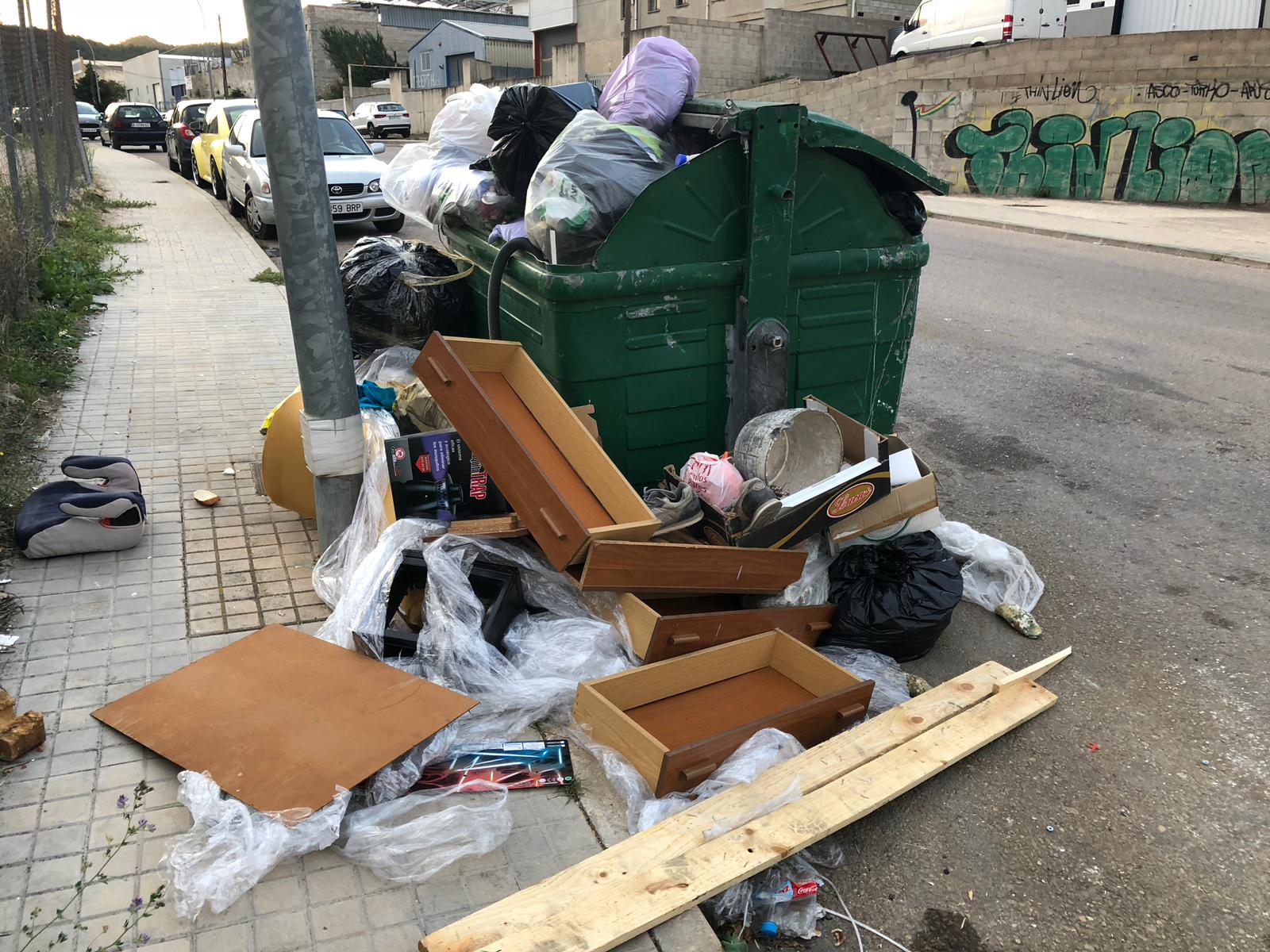 Malestar en el empresariado de Alcoy por la mala utilización de los contenedores en los polígonos de la ciudad